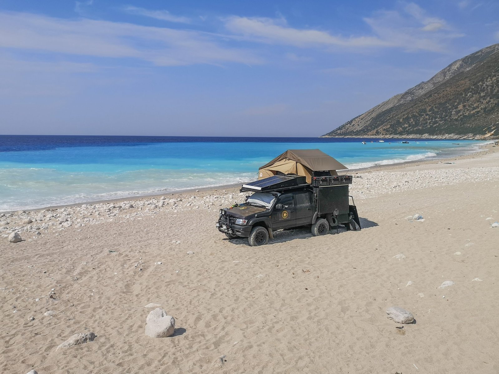 W Albanii, plaża można wjechać samochodem i spać na dziko.
A 4x4x truck on a beach in Albania, wild camping.