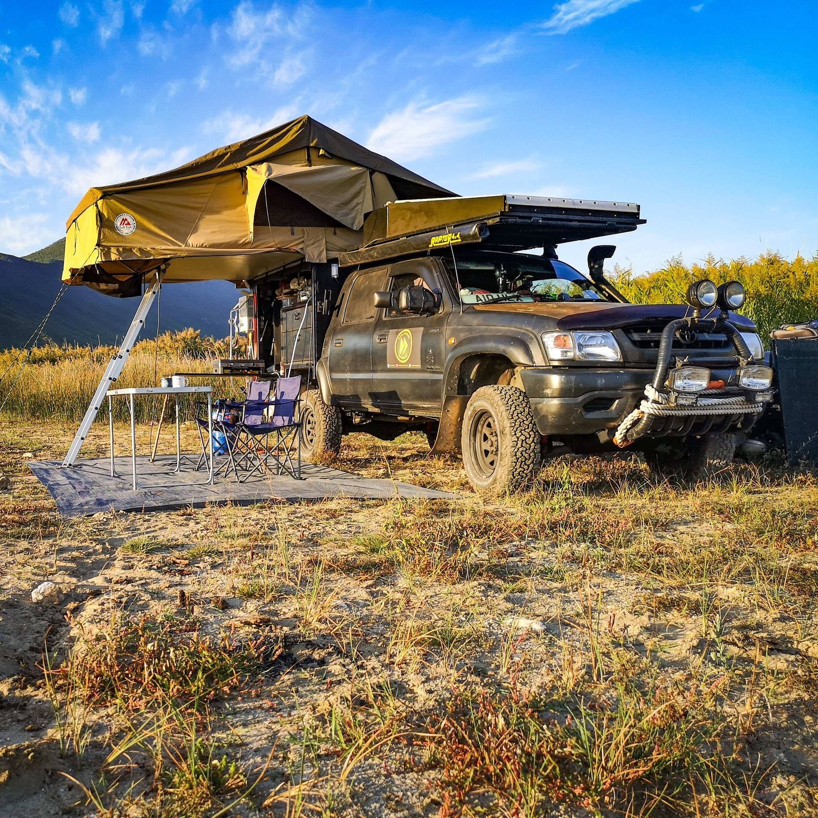 Samochód terenowy z namiotem na dachu. Pozytywne myślenie,  wstrząs pourazowy, trauma, terapia, nowy dom, nowy start
4x4 truck with roof top tent, PTSD, trauma, positive thinking, new home, new start