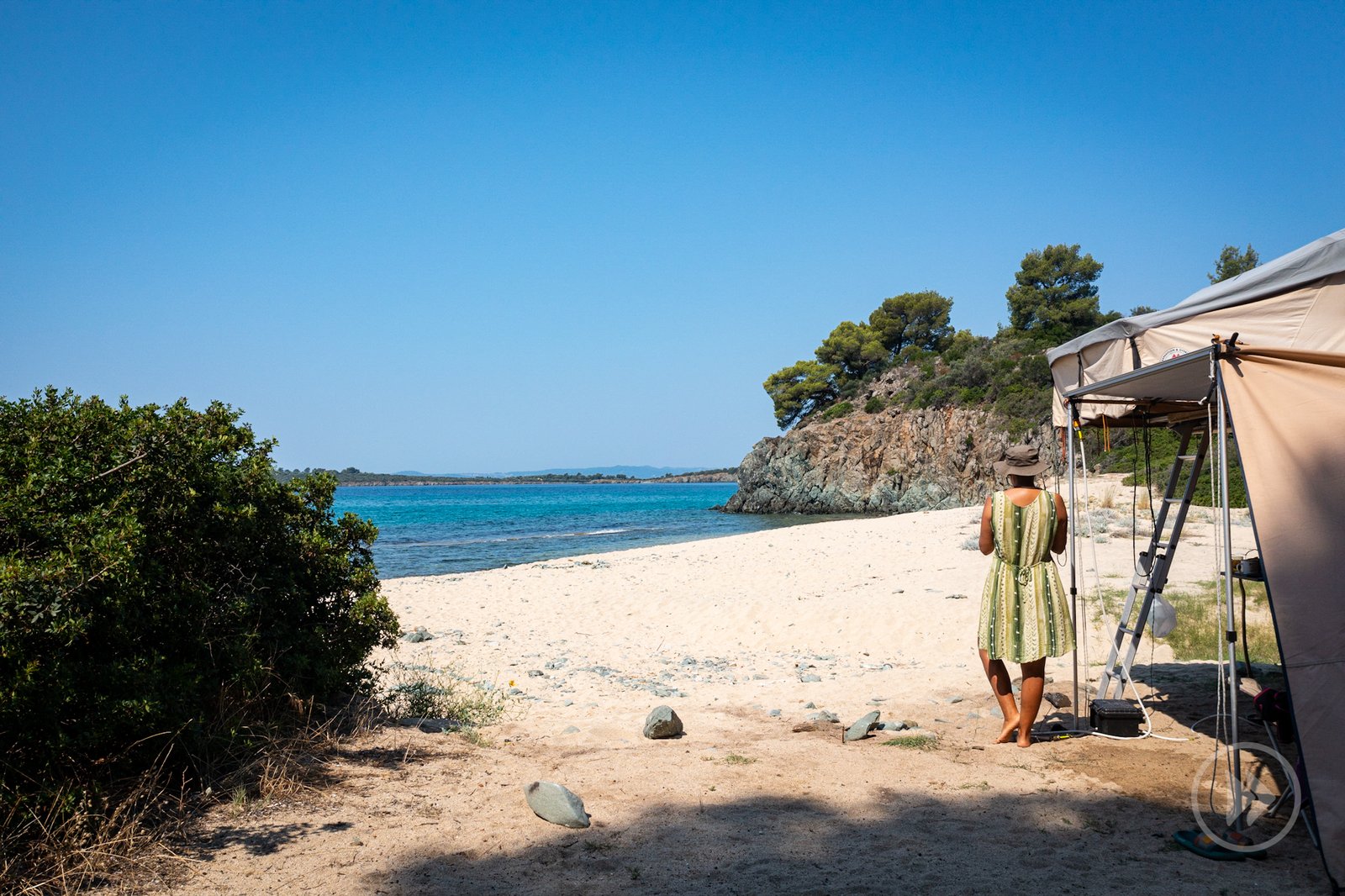 Grecja, spanie na dziko, 3 zasady, dzika plaża, przepisy, kary, kamper, van, pinezki, miejscówki